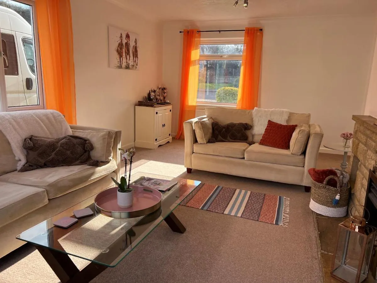 Charming 4-Bed House In Cheltenham Free Parking