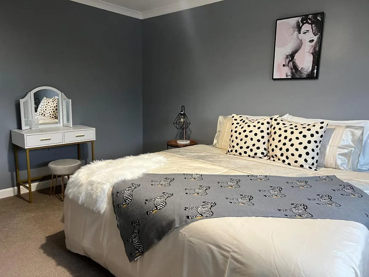 Holiday home Charming 4-Bed House In Cheltenham Free Parking