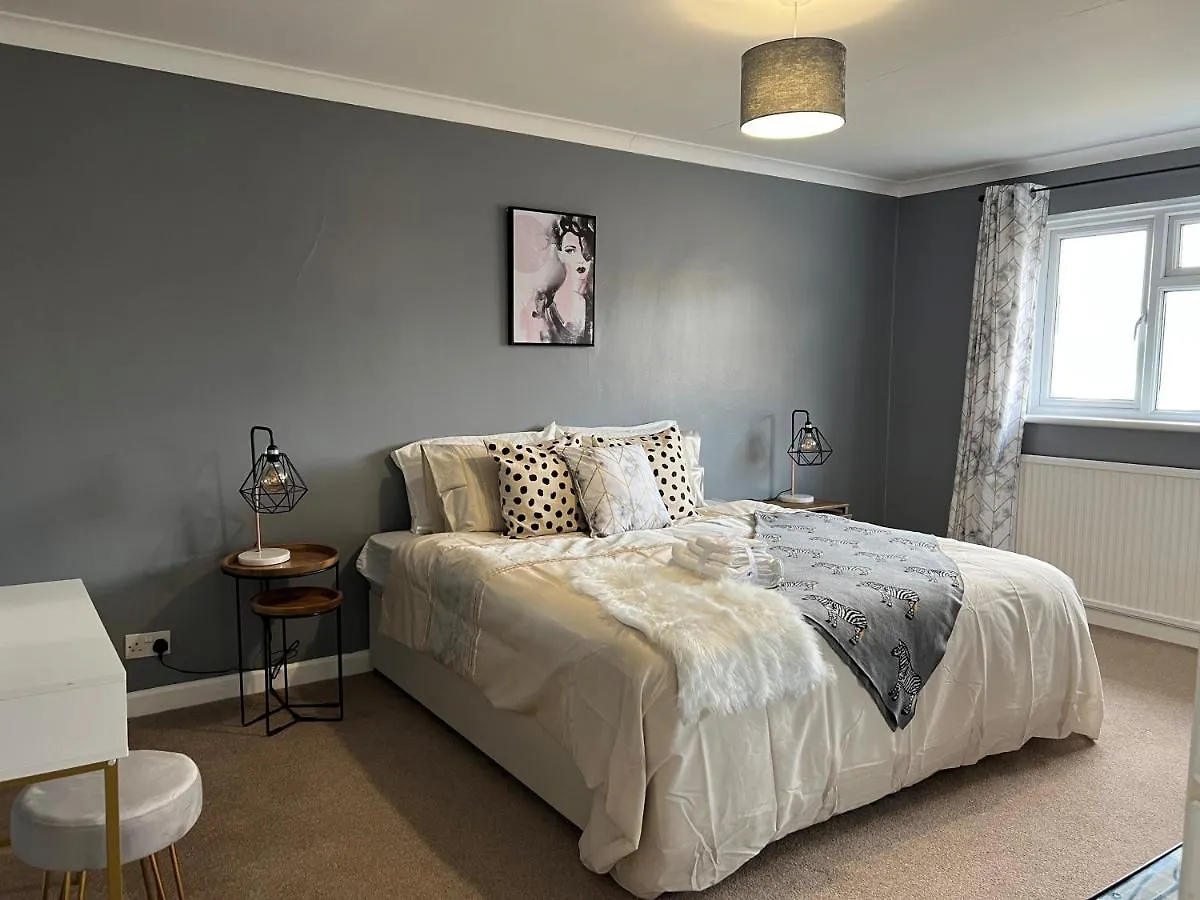 Holiday home Charming 4-Bed House In Cheltenham Free Parking