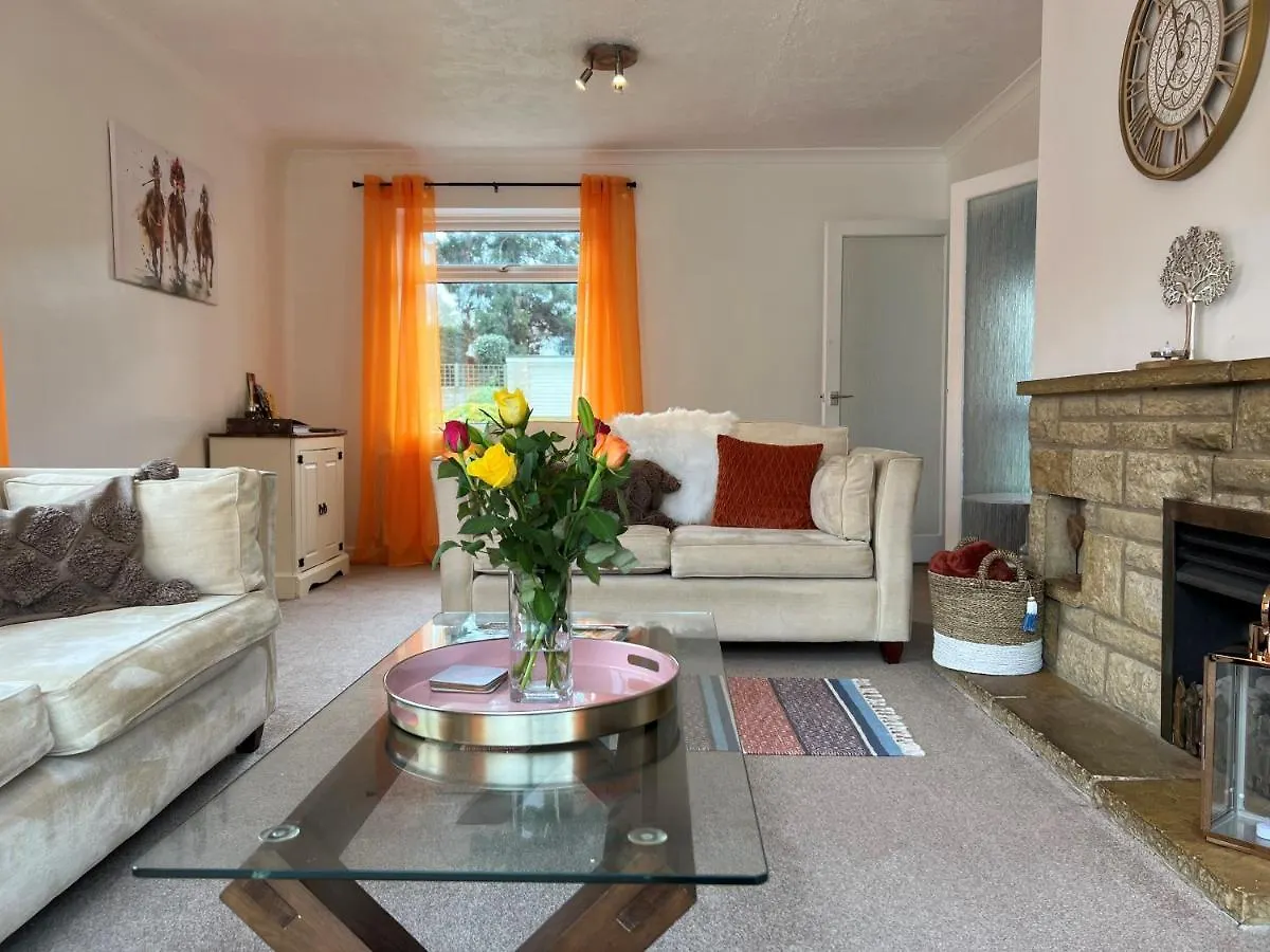 Charming 4-Bed House In Cheltenham Free Parking location