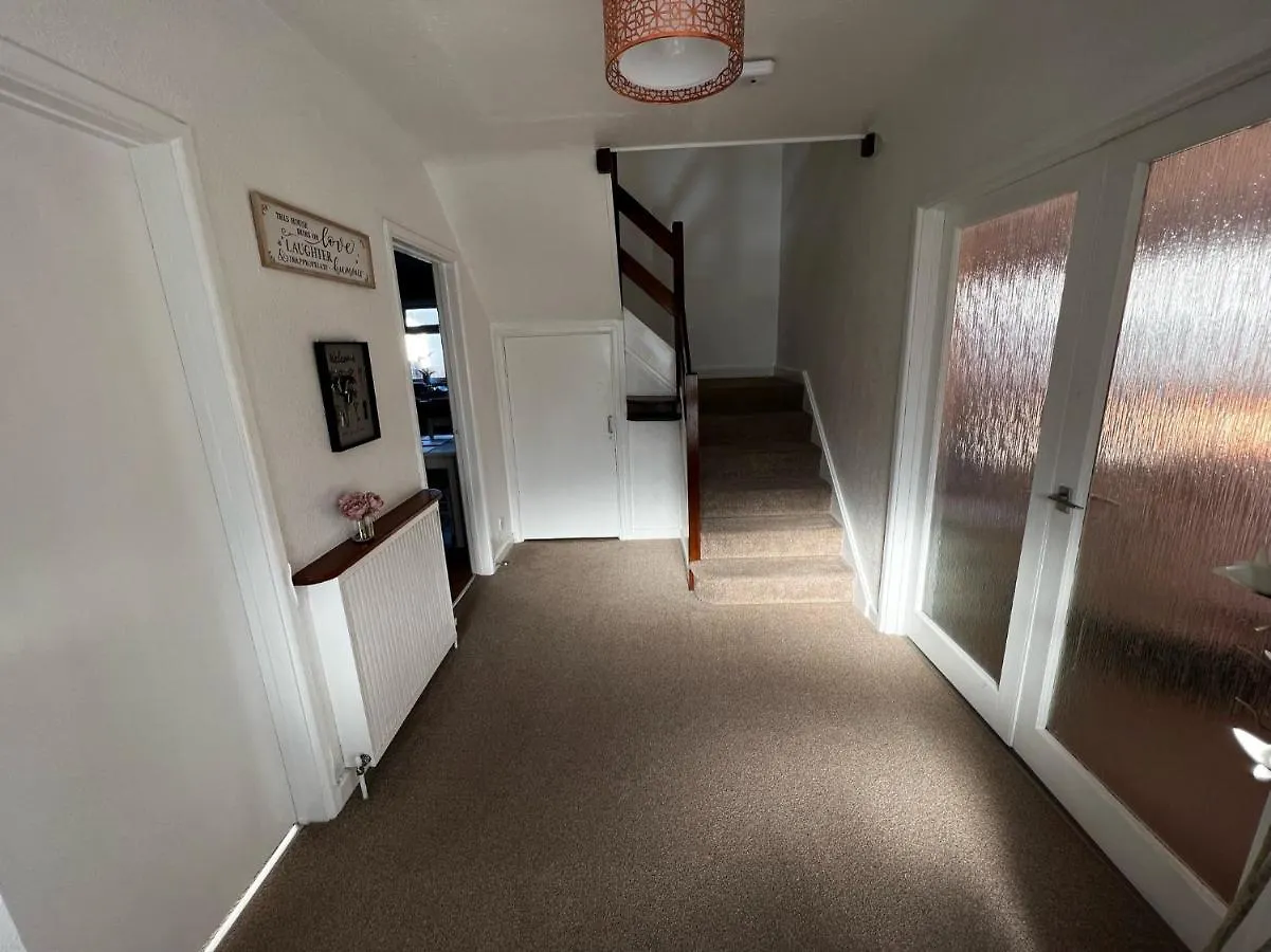 Charming 4-Bed House In Cheltenham Free Parking 0*,