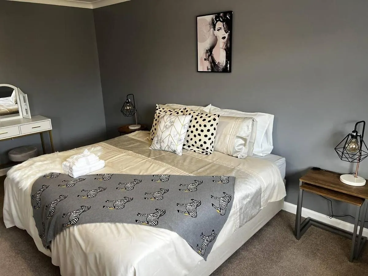 Holiday home Charming 4-Bed House In Cheltenham Free Parking United Kingdom