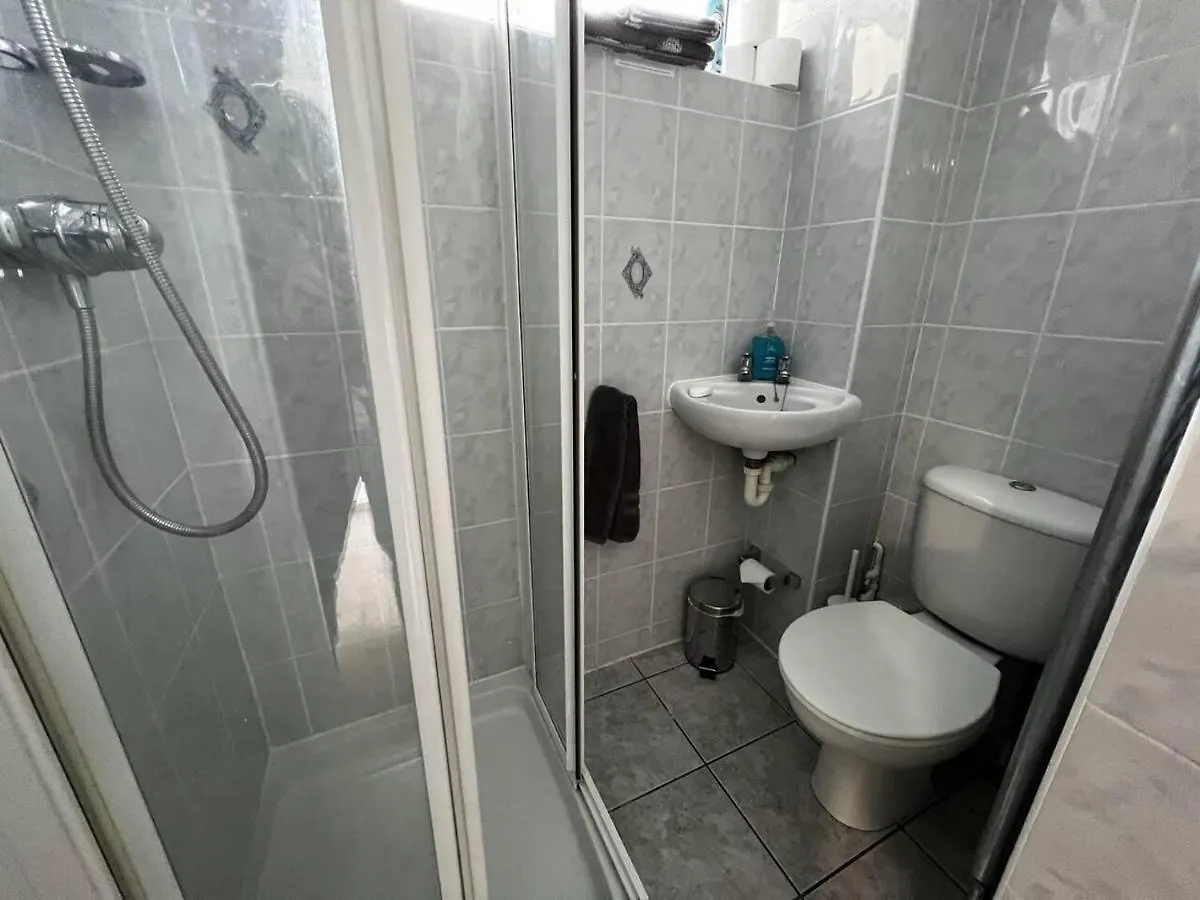 Charming 4-Bed House In Cheltenham Free Parking 0*,  United Kingdom