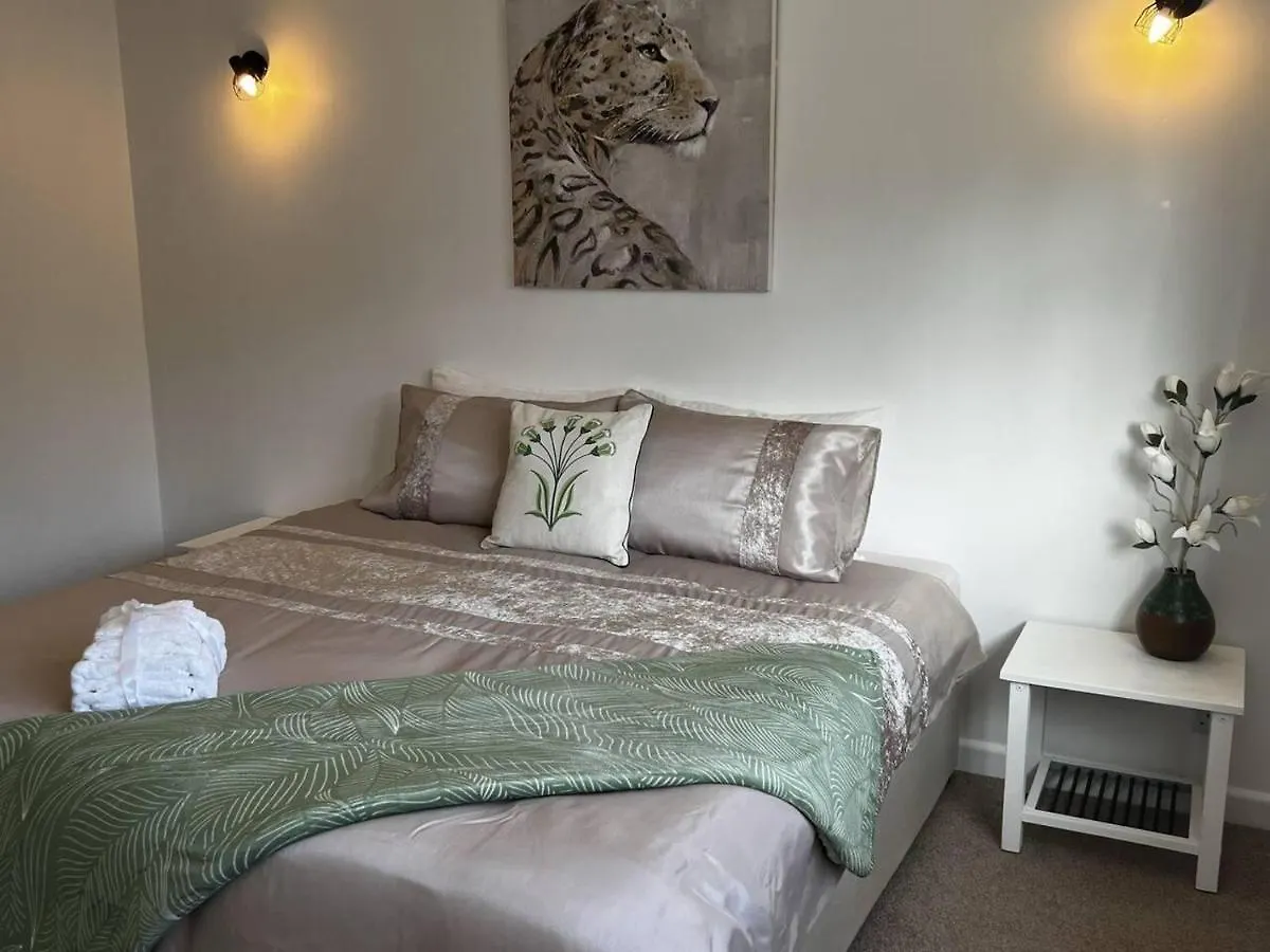 Charming 4-Bed House In Cheltenham Free Parking