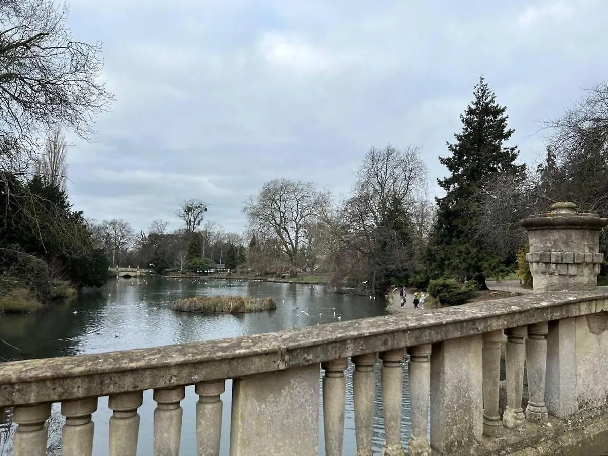 Charming 4-Bed House In Cheltenham Free Parking 0*,  United Kingdom
