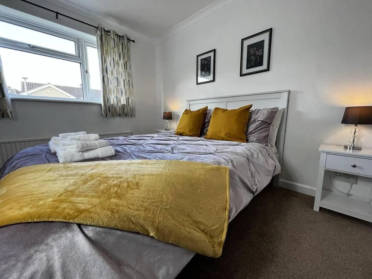 Charming 4-Bed House In Cheltenham Free Parking