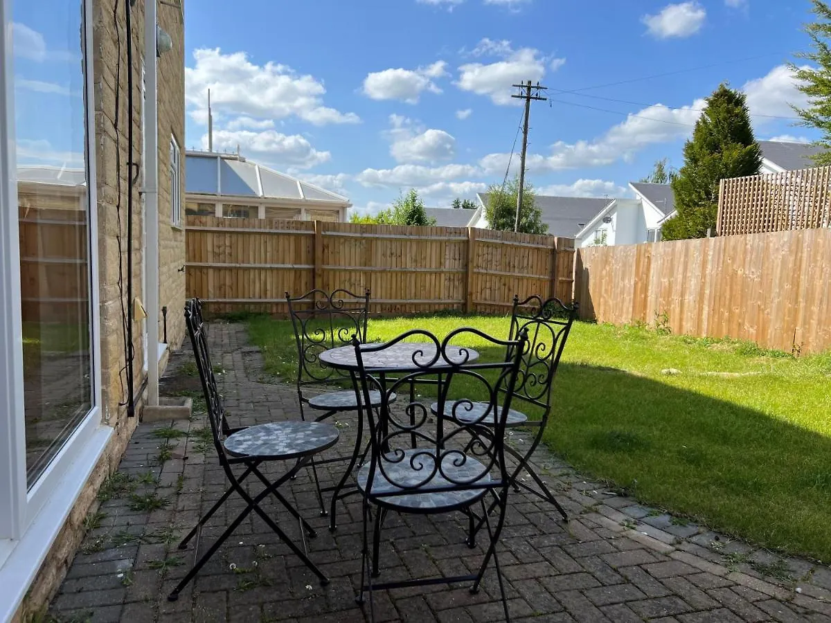 Charming 4-Bed House In Cheltenham Free Parking 0*,
