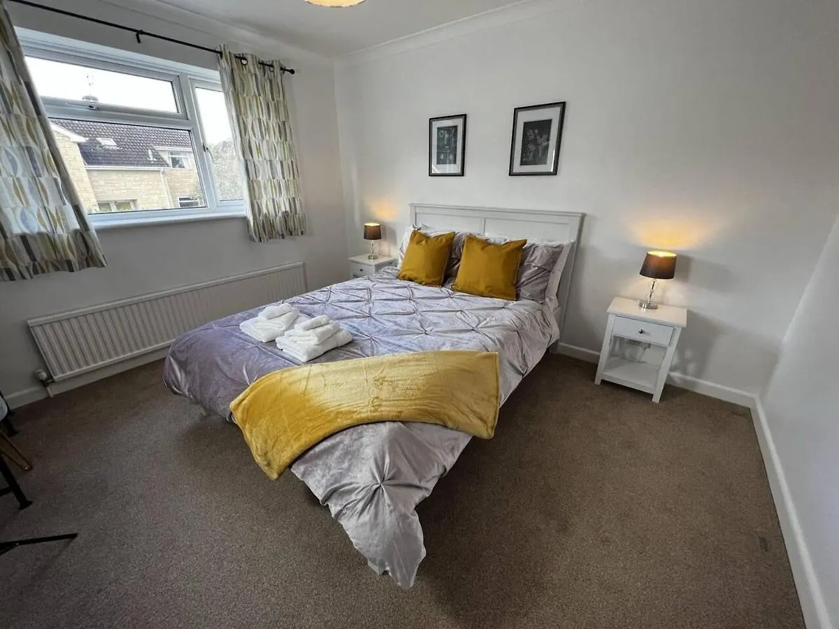 Charming 4-Bed House In Cheltenham Free Parking 0*,
