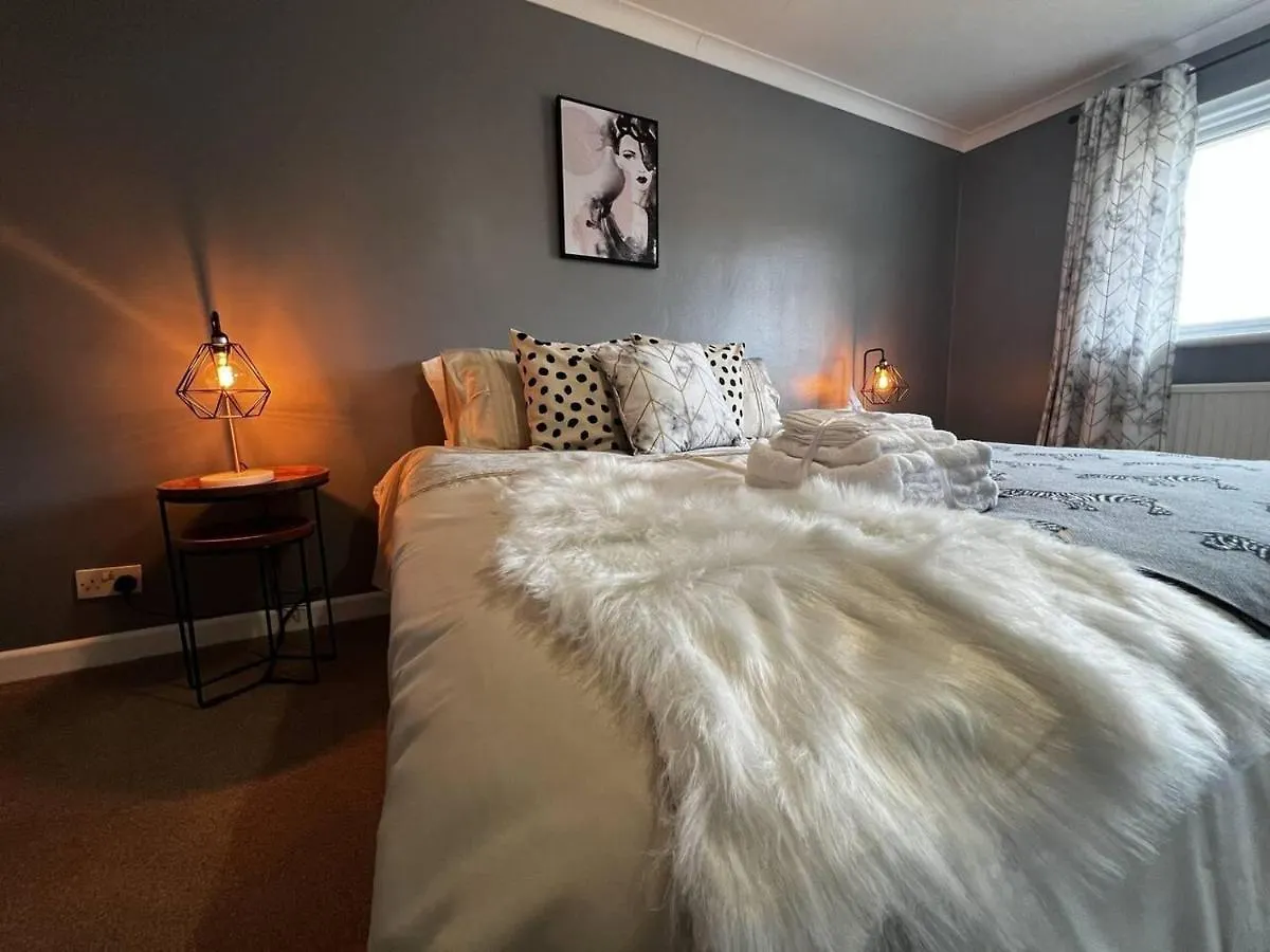 Charming 4-Bed House In Cheltenham Free Parking